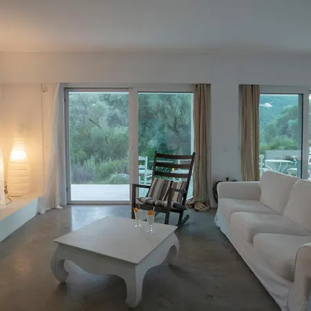 Mavrades Villa *